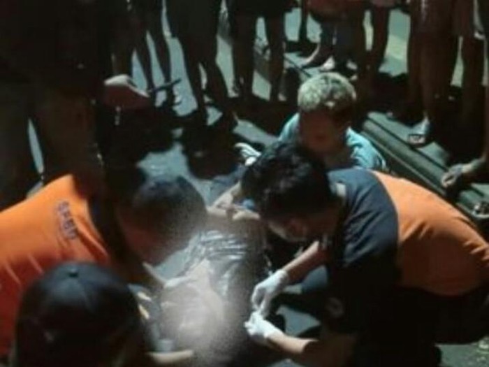 Tim Rescue BPBD Kota Denpasar saat mengevakuasi korban usai ditemukan babak belur di pinggir jalan kawasan Taman Kota Lumintang, Denpasar Utara.
