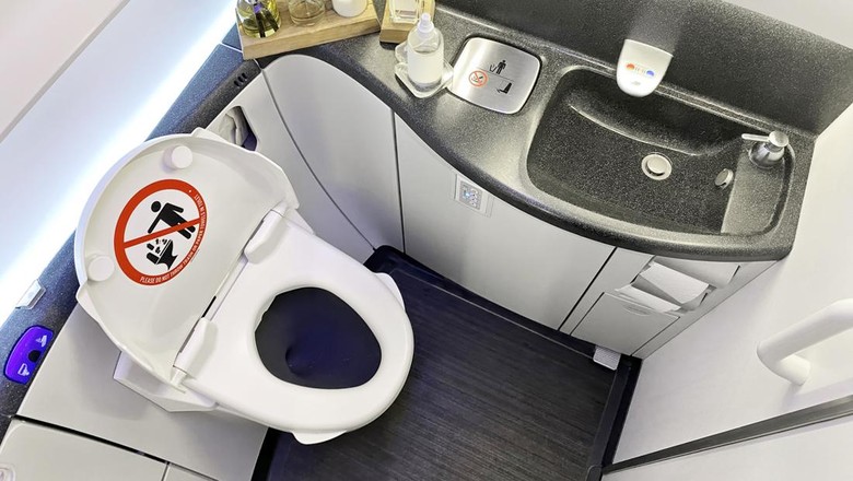 Toilet di pesawat Toilet di pesawat