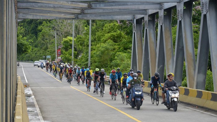 TOUR DE ACEH Pembalap memacu kecepatan saat mengikuti Tour De Aceh Etape II di lintas jalan nasional Desa Leupung, Kabupaten Aceh Besar, Aceh, Senin (16/5/2022). Tour De Aceh Etape II yang menempuh jarak 38 kilometer itu diikuti sebanyak 113 peserta dari Aceh, Sumatera Utara, Banten dan Jakarta sebagai ajang mempromosikan destinasi wisata Aceh melalui sport tourism. ANTARA FOTO/Ampelsa/rwa.