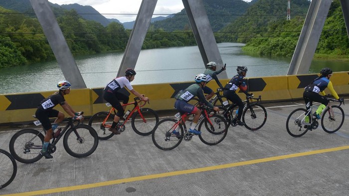 TOUR DE ACEH Pembalap memacu kecepatan saat mengikuti Tour De Aceh Etape II di lintas jalan nasional Desa Leupung, Kabupaten Aceh Besar, Aceh, Senin (16/5/2022). Tour De Aceh Etape II yang menempuh jarak 38 kilometer itu diikuti sebanyak 113 peserta dari Aceh, Sumatera Utara, Banten dan Jakarta sebagai ajang mempromosikan destinasi wisata Aceh melalui sport tourism. ANTARA FOTO/Ampelsa/rwa.