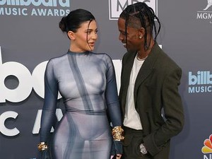 Dukung Travis Scott, Kylie Jenner Pakai Naked Dress dan Ajak Stormi