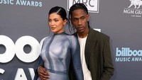 Sementara Travis Scott mengenakan setelan cokelat dan sepatu kets. Foto: AFP via Getty Images/MARIA ALEJANDRA CARDONA