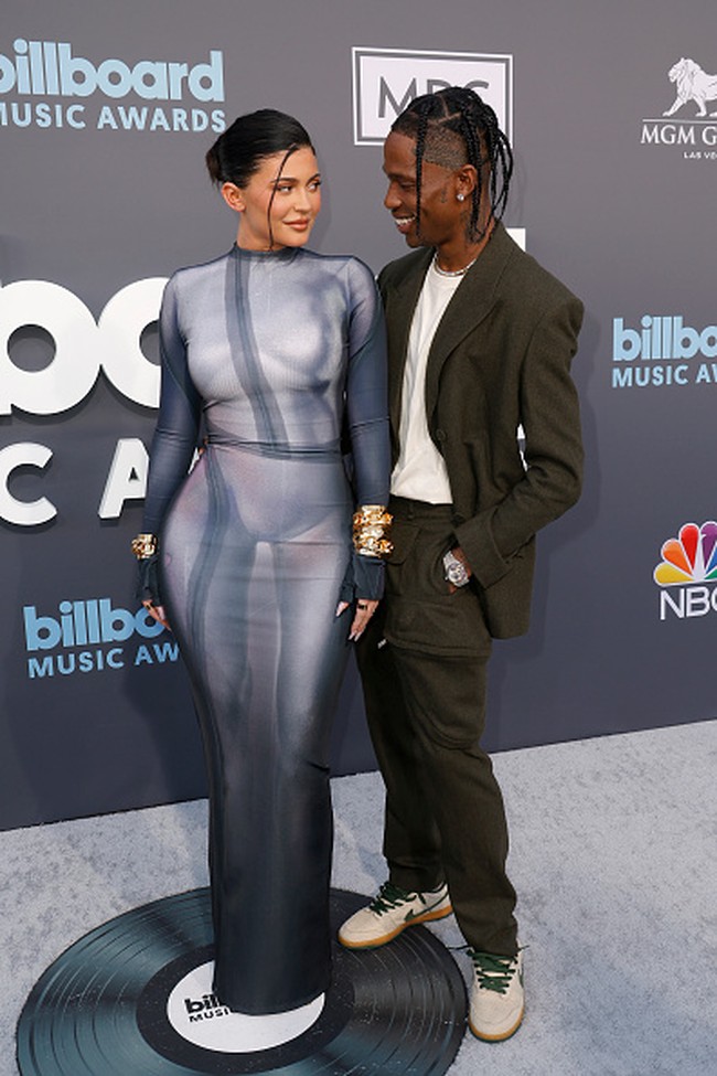Kylie Jenner jadi sorotan di red carpet Billboard Music Awards 2022 karena mengenakan naked dress. Gaun panjang berwarna abu-abu ini keluaran dari brand Balmain. Meskipun menutupi hampir seluruh tubuh Kylie, siluet yang menyerupai tubuh telanjang membuat ia dinilai tampil seronok oleh netizen. Foto: AFP via Getty Images/MARIA ALEJANDRA CARDONA