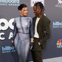 Kylie Jenner jadi sorotan di red carpet Billboard Music Awards 2022 karena mengenakan naked dress. Gaun panjang berwarna abu-abu ini keluaran dari brand Balmain. Meskipun menutupi hampir seluruh tubuh Kylie, siluet yang menyerupai tubuh telanjang membuat ia dinilai tampil seronok oleh netizen. Foto: AFP via Getty Images/MARIA ALEJANDRA CARDONA