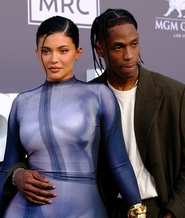 Travis Scott dan Kylie Jenner US socialite Kylie Jenner and partner US rapper Travis Scott attend the 2022 Billboard Music Awards at the MGM Grand Garden Arena in Las Vegas, Nevada, May 15, 2022. (Photo by Maria Alejandra CARDONA / AFP) (Photo by MARIA ALEJANDRA CARDONA/AFP via Getty Images)