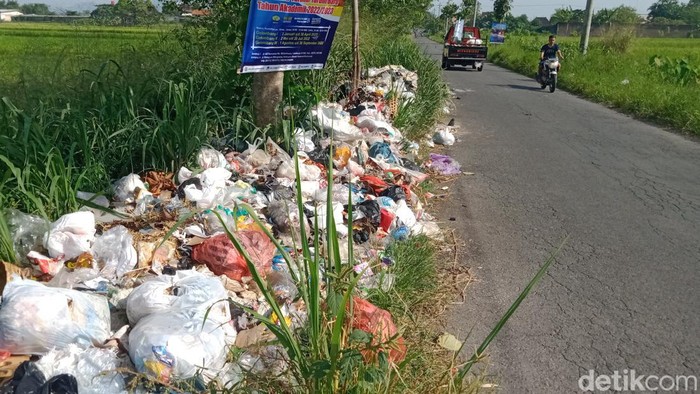 Tumpukan sampah liar di jalan Terminal Penggung-Stasiun Ceper, Senin (16/5/2022).