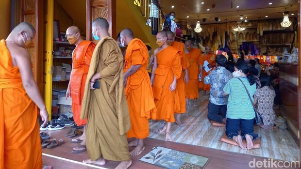 Umat Buddha melaksanakan ibadah di Vihara Girinaga Makassar.