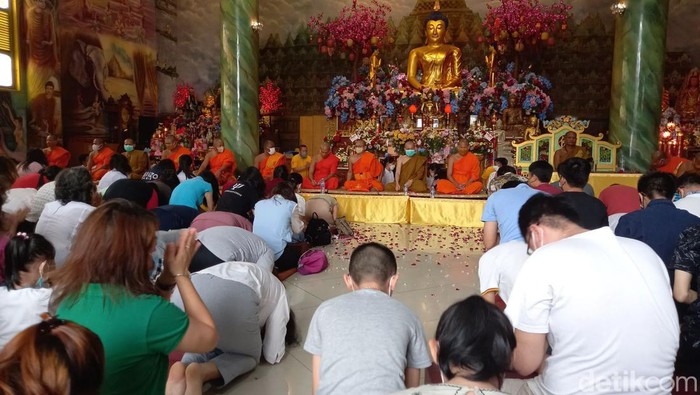 Umat Buddha melaksanakan ibadah di Vihara Girinaga Makassar.