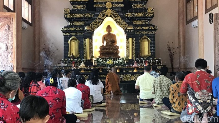 Umat Buddha melakukan doa bersama di Kompleks Vihara Ratanavana Arama di Desa Sendangcoyo, Kecamatan Lasem, Kabupaten Rembang, Jawa Tengah, pada Senin (16/5/2022) pagi, sekitar pukul 11.15 WIB.