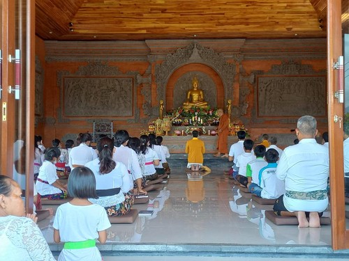 Umat Budha di Desa Alasangker, Buleleng saat melakukan persembahyangan di Vihara Giri Manggala, Senin (16/5/2022)