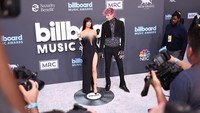 Karpet merah Billboard Music Awards 2022 jadi ajang mereka memamerkan momen manis. (Foto: Getty Images via AFP/FRAZER HARRISON) 