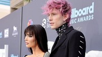 Megan dan MGK selalu bergandengan tangan. (Foto: Getty Images via AFP/FRAZER HARRISON) 