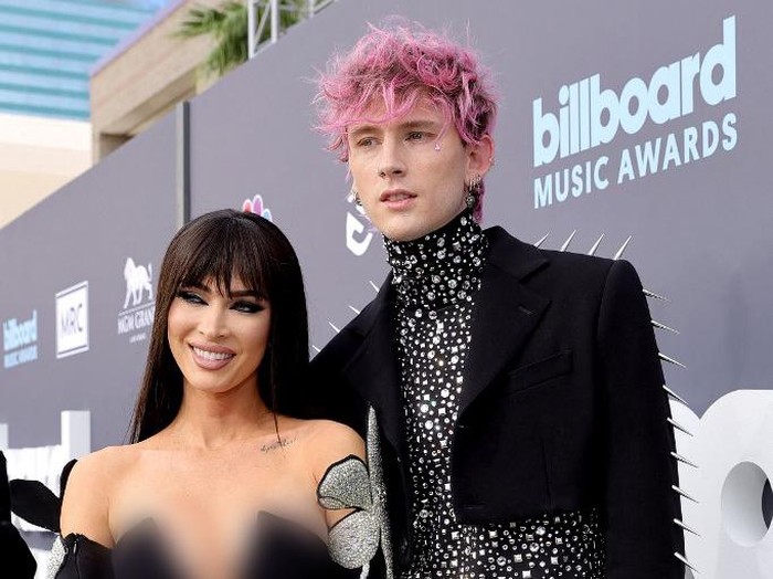 US-2022-BILLBOARD-MUSIC-AWARDS-ARRIVALS LAS VEGAS, NEVADA - MAY 15: Megan Fox and Machine Gun Kelly attend the 2022 Billboard Music Awards at MGM Grand Garden Arena on May 15, 2022 in Las Vegas, Nevada. Frazer Harrison/Getty Images/AFP (Photo by Frazer Harrison / GETTY IMAGES NORTH AMERICA / Getty Images via AFP)
