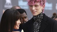 Cara Machine Gun Kelly menatap Megan Fox itu, lho! (Foto: Getty Images via AFP/FRAZER HARRISON) 