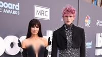 Megan Fox dan Machine Gun Kelly lengket banget di Billboard Music Awards 2022. (Foto: Getty Images via AFP/FRAZER HARRISON) 