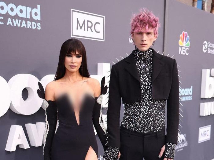 LAS VEGAS, NEVADA - MAY 15: Megan Fox and Machine Gun Kelly attend the 2022 Billboard Music Awards at MGM Grand Garden Arena on May 15, 2022 in Las Vegas, Nevada.   Frazer Harrison/Getty Images/AFP (Photo by Frazer Harrison / GETTY IMAGES NORTH AMERICA / Getty Images via AFP)