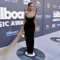 Dalam wawancara dengan E! di karpet merah, Doja Cat mengungkapkan soal penampilannya yang topless. “Kamu bisa membiarkan mereka (payudara) keluar dan itu bukan kejahatan,” kata penyanyi dengan nama asli Amala Ratna Zandile Dlamini itu. Foto: Getty Images via AFP/AMY SUSSMAN