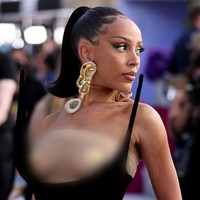 Doja Cat tampil topless dengan mengekspos payudaranya di Billboard Music Awards 2022. Dia menutupi bagian dadanya dengan kain transparan berwarna emas dan putingnya ditutupi dengan pasties dari brand Agent Provocateur. Foto: Getty Images via AFP/AMY SUSSMAN