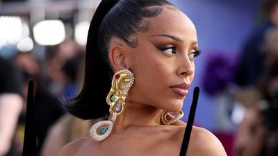 Doja Cat Pakai Kemben Transparan ke Billboard Music Awards 2022