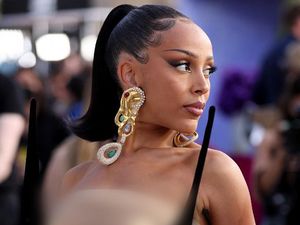 Doja Cat Pakai Kemben Transparan ke Billboard Music Awards 2022