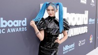 AleXa tampil dengan busana hitam dan rambut biru yang dikuncir dua. (Foto: Getty Images via AFP/AMY SUSSMAN)