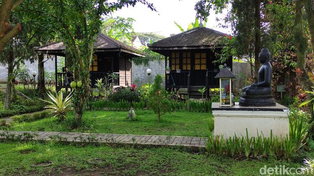 Vihara Dhammadipa Arama berada di Jalan Raya Mojorejo, Dusun Ngandat, Desa Mojorejo, Kecamatan Junrejo, Kota Batu. Rumah ibadah umat Buddha tersebut merupakan vihara tertua di Kota Batu. Usianya sudah lebih dari 50 tahun.