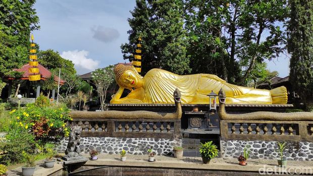Vihara Dhammadipa Arama berada di Jalan Raya Mojorejo, Dusun Ngandat, Desa Mojorejo, Kecamatan Junrejo, Kota Batu. Rumah ibadah umat Buddha tersebut merupakan vihara tertua di Kota Batu. Usianya sudah lebih dari 50 tahun.