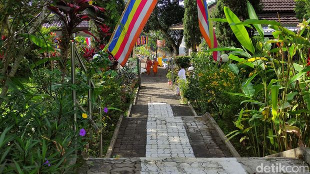 Vihara Dhammadipa Arama berada di Jalan Raya Mojorejo, Dusun Ngandat, Desa Mojorejo, Kecamatan Junrejo, Kota Batu. Rumah ibadah umat Buddha tersebut merupakan vihara tertua di Kota Batu. Usianya sudah lebih dari 50 tahun.