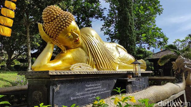 Vihara Dhammadipa Arama berada di Jalan Raya Mojorejo, Dusun Ngandat, Desa Mojorejo, Kecamatan Junrejo, Kota Batu. Rumah ibadah umat Buddha tersebut merupakan vihara tertua di Kota Batu. Usianya sudah lebih dari 50 tahun.