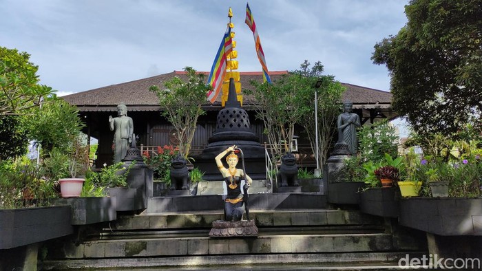 Vihara Dhammadipa Arama berada di Jalan Raya Mojorejo, Dusun Ngandat, Desa Mojorejo, Kecamatan Junrejo, Kota Batu. Rumah ibadah umat Buddha tersebut merupakan vihara tertua di Kota Batu. Usianya sudah lebih dari 50 tahun.