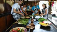Jika ingin tahu aktivitas warga di pedesaan yang sesungguhnya, tak ada salahnya untuk mencoba sensasi menginap di beberapa homestay di Desa Bakas, Kecamatan Banjarangkan, Kabupaten Klungkung, Bali.