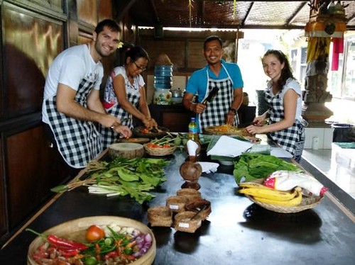 Wisatawan asing saat menikmati suasana di kampung Homestay di Desa Bakas, Klungkung