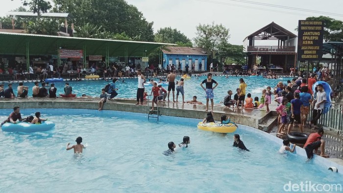 Wisatawan padati objek wisata air di Klaten, Senin (16/5/2022).