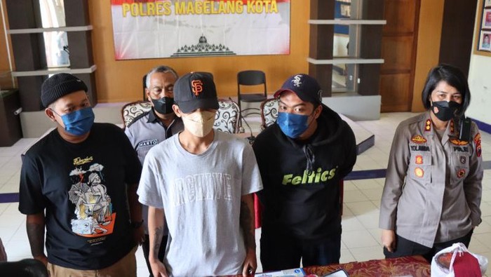 3 pelaku vandalisme Pablo Bagor Kemo di Magelang ditangkap. Ketiganya dihadirkan saat jumpa pers pada Selasa (17/5/2022).