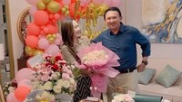 Senyum semringah Puput Nastiti Devi mendapatkan buket bunga dari Ahok. Foto: Instagram @btpnd