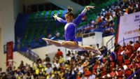 Aleah Finnegan Cruz dari Filipina beraksi di tiang keseimbangan. Reuters/Athit Perawongmetha.