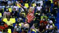 Atlet dari Malaysia, Rachel Yeoh Li Wen beraksi di final balok keseimbangan putri di Quan Ngua Gymnasium, Hanoi, Vietnam. Reuters/Chalinee Thirasupa.