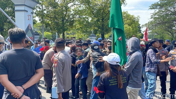 Aksi demo tuntut perbaikan jalan di Pinrang