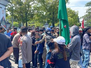 Demo Perbaikan Jalan Provinsi di Pinrang Ricuh, Massa-Polisi Saling Dorong