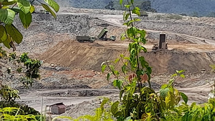 Aktivitas tambang di jalan provinsi yang ada di Bengkulu.