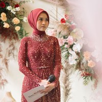 Dipenuhi dengan payet, kebaya tunik berkerah model cheongsam dan berwarna merah marun itu terlihat cantik dan elegan. Bagian depannya tampak memiliki belahan. Dipadukan dengan kain bawahan bermotif yang berwarna senada, penampilan Alca jadi semakin mempesona. Foto: Instagram/@dindafirdausa.kebaya