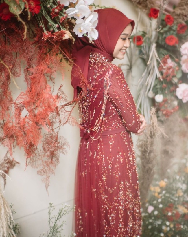 Bagian belakang kebaya yang dikenakan oleh Alca pun terlihat cantik dengan aksen payet yang menjuntai di bagian pundak hingga punggungnya. Kebaya tersebut dipermanis dengan ikat pinggang kecil berwarna senada pada bagian perutnya. Foto: Instagram/@dindafirdausa.kebaya