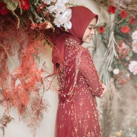 Bagian belakang kebaya yang dikenakan oleh Alca pun terlihat cantik dengan aksen payet yang menjuntai di bagian pundak hingga punggungnya. Kebaya tersebut dipermanis dengan ikat pinggang kecil berwarna senada pada bagian perutnya. Foto: Instagram/@dindafirdausa.kebaya