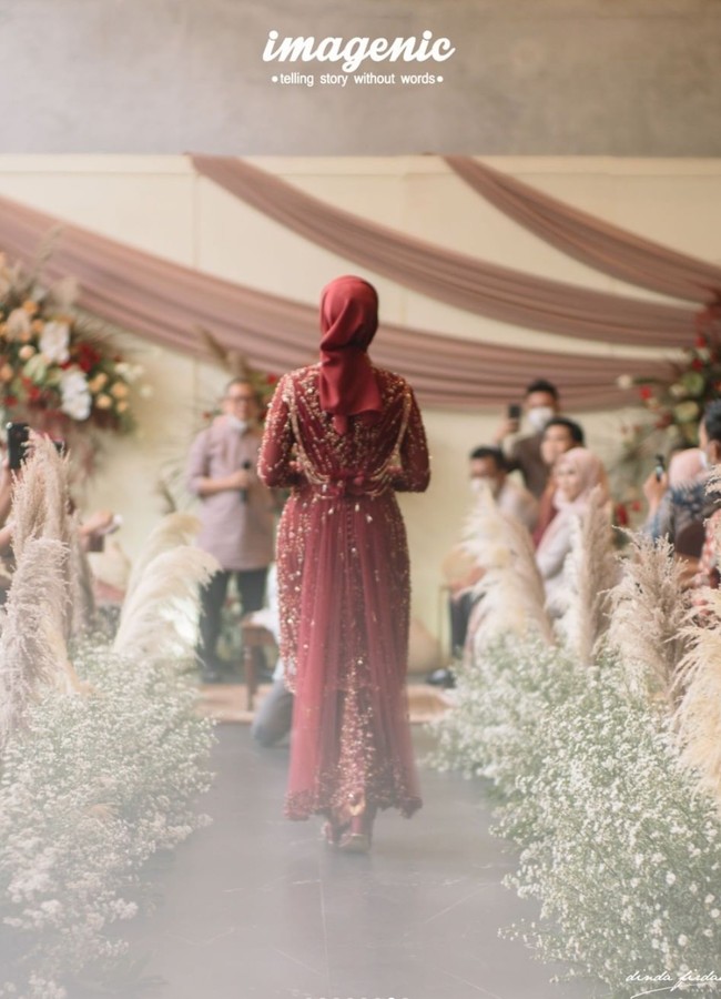 Begini penampakan kebaya yang dikenakan oleh Alca dari belakang. Dilihat dari sisi manapun kebayanya itu tetap terlihat cantik dan mewah bertabur payet.  Foto: Instagram/@dindafirdausa.kebaya