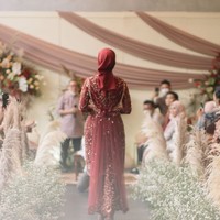 Begini penampakan kebaya yang dikenakan oleh Alca dari belakang. Dilihat dari sisi manapun kebayanya itu tetap terlihat cantik dan mewah bertabur payet.  Foto: Instagram/@dindafirdausa.kebaya