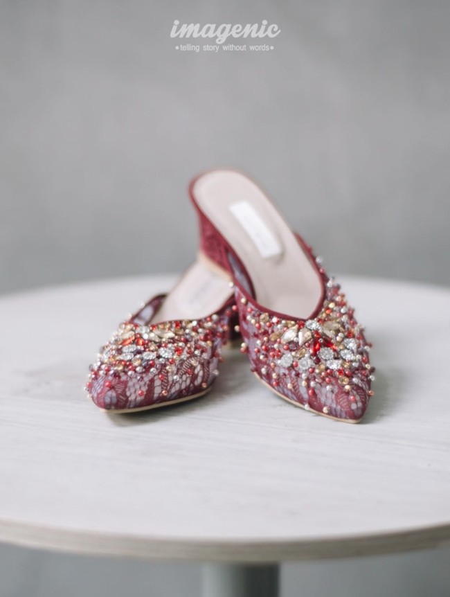 Kebaya yang dikenakannya itu kemudian dilengkapi dengan selop berwarna senada yang juga bertabur payet. Sepatu Alca itu rupanya berasal dari desainer sama yang merancang kebayanya, yaitu Dinda Firdausa. Foto: Instagram/@dindafirdausa.kebaya