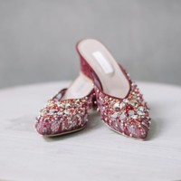 Kebaya yang dikenakannya itu kemudian dilengkapi dengan selop berwarna senada yang juga bertabur payet. Sepatu Alca itu rupanya berasal dari desainer sama yang merancang kebayanya, yaitu Dinda Firdausa. Foto: Instagram/@dindafirdausa.kebaya