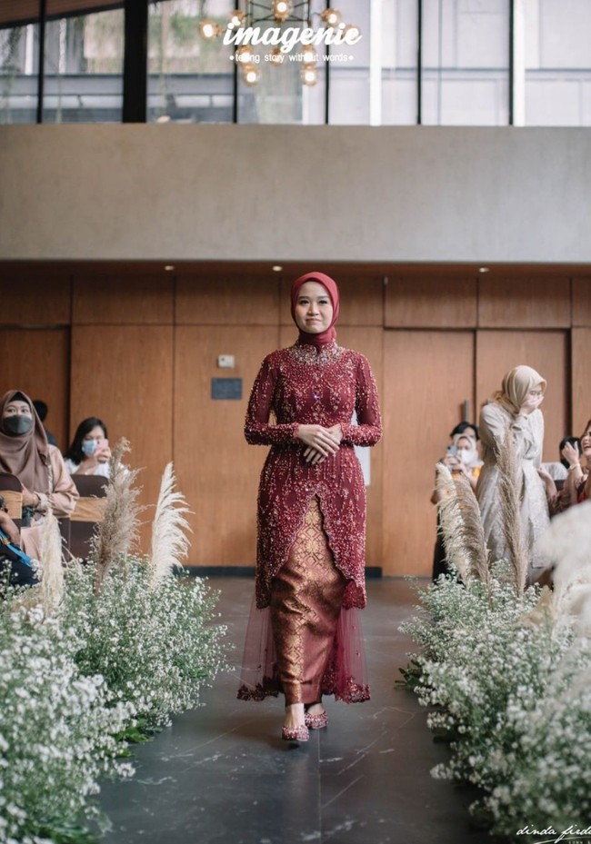 Dengan penuh percaya diri, Alca terlihat berjalan di tengah-tengah para tamu undangan. Penampilannya itu tampak begitu feminim dan memukau. Foto: Instagram/@dindafirdausa.kebaya