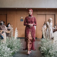 Dengan penuh percaya diri, Alca terlihat berjalan di tengah-tengah para tamu undangan. Penampilannya itu tampak begitu feminim dan memukau. Foto: Instagram/@dindafirdausa.kebaya