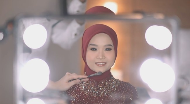 Untuk riasan wajah, Alca memilih makeup dengan hasil natural glowing. Dengan pulasan lipstik berwarna nude, penampilan Alca jadi kian mempesona. Foto: Instagram/@imagenic